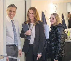  ??  ?? “I don’t know how they do it,” says Jodie Foster, right, of George Clooney and Julia Roberts, pictured on the set of Money Monster.