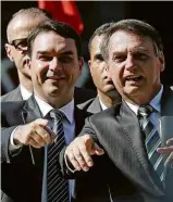  ??  ?? Flávio e Jair Bolsonaro em evento da Marinha no Rio