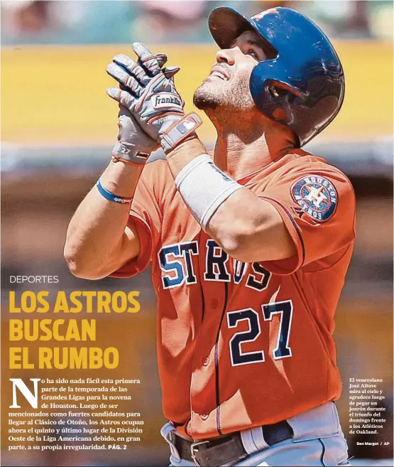  ??  ?? El venezolano José Altuve mira al cielo y agradece luego de pegar un jonrón durante el triunfo del domingo frente a los Atléticos de Oakland. Ben Margot / AP