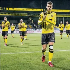  ?? FOTO: IMAGO ?? Venlo will weiter fleißig Punkte sammeln. Hier bedanken sich die VVV-Spieler, vorne Vito van Crooij, nach dem 1:1 gegen Groningen bei den Fans.