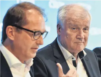  ?? FOTO: AFP ?? Nur in der Sache einig: Bundesinne­nminister und CSU-Chef Horst Seehofer (rechts) droht mit seinem Rücktritt, CSU-Landesgrup­penchef Alexander Dobrindt möchte dies nicht hinnehmen.