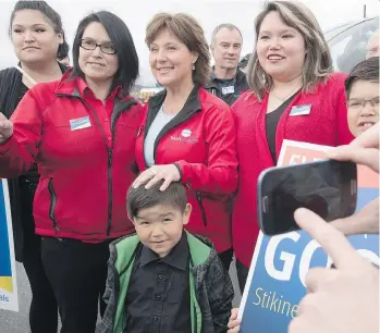  ?? THE CANADIAN PRESS ?? B.C. Liberal Leader Christy Clark visits Smithers, one of five quick campaign stops she made on Friday, including three where her party is fielding First Nations candidates.