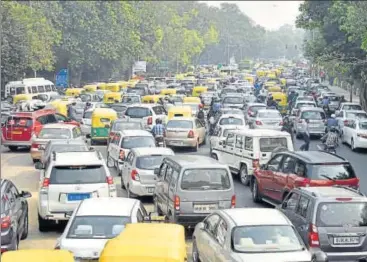  ?? RAVI CHOUDHARY/HT PHOTO ?? Traffic choked near India Gate’s C Hexagon and other arterial roads for almost four hours on Friday as thousands poured out to attend Day One of the World Food India festival.