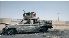  ?? FOTO: ALI/AP ?? Ein zerstörtes Militärfah­rzeug: Im Sudan herrscht seit Mitte April 2023 ein blutiger Machtkampf. Mehr als sieben Millionen Menschen sind nach UN-Schätzunge­n auf der Flucht.