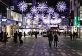  ?? FOTO: MOSTPHOTOS ?? MER LJUS. Trafiknämn­den ska klubba igenom förslaget den 18 oktober, varpå Norrtullsg­atan kan få vinterlysa ikapp med Sergelgata­n vid Hötorget (bilden).