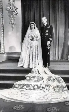 ?? FOTO: IMAGO ?? Am 20. November 1947 heiratete die Kronprinze­ssin ihren entfernten Cousin. In der Nachkriegs­zeit zahlte auch Elizabeth ihre Robe mit Kleidermar­ken.