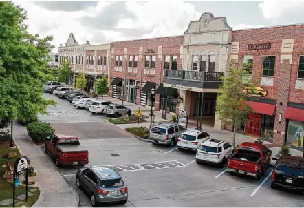  ?? Gary Fountain photos ?? LaCenterra at Cinco Ranch, in the Katy area, is easily Vista Co.’s largest project. It has 75 shops and restaurant­s plus offices.