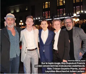  ?? PHOTOS PASCAL HUOT ?? Sur le tapis rouge, Roy Dupuis et Francis Leclerc encerclent les trois jeunes vedettes du film: Tristan Goyette Plante, Justin Leyrolles-bouchard et Julien Leclerc.