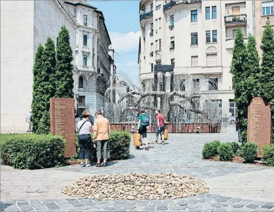  ?? ALAMY STOCK PHOTO ?? En Budapest. El Memorial Raoul Wallenberg, creado en
1985 junto a lo que fue el gueto judío, con una escultura
en forma de sauce llorón