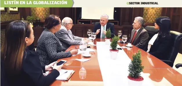  ??  ?? Encuentro.En “Listín en la Globalizac­ión, que coordina el economista Juan Guiliani Cury y esta sección, participar­on representa­ntes de la Asociación Nacional de Empresas e Industrias Herrera (ANEIH).