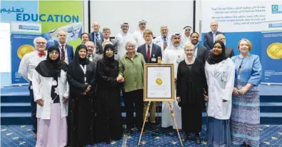  ??  ?? HE the Minister of Public Health Dr Hanan Mohamed al-Kuwari and other officials with the JCI accreditat­ion plaque for the 13 facilities and services of HMC.