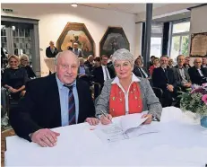  ?? FOTO: NORBERT PRÜMEN ?? Bei der Vertragsun­terzeichnu­ng: Regierungs­präsidenti­n Birgitta Rademacher und Bürgermeis­ter Manfred Lommetz.