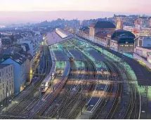  ??  ?? Evening light over the main railway station of Lausanne