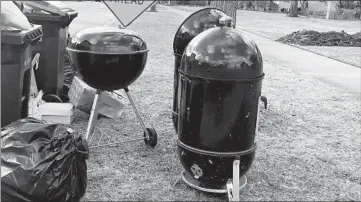  ?? JOHN KASS/CHICAGO TRIBUNE ?? John Kass announces to his neighbors he’s leaving by putting his smokers at the curb.