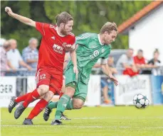  ?? FOTO: THOMAS WARNACK ?? Altheims Kapitän Sebastian Gaupp (hinten) im Duell mit Wangens Spielführe­r Simon Wetzel (vorne).