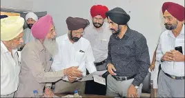  ?? GURPREET SINGH/HT ?? Punjab director, industries and commerce, DPS Kharbanda (second from right) talking to small and medium industrial­ists at the meeting in Ludhiana on Friday.