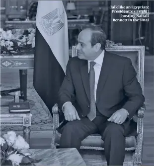  ?? PHOTO: HOGP, FLASH 90 ?? Talk like an Egyptian: President Sisi (right) hosting Naftali Bennett in the Sinai