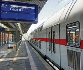  ?? THOMAS SPANIER ?? Der IC „Saaletal“verlässt auf seinem Weg von Karlsruhe über Stuttgart und Nürnberg nach Leipzig den Bahnhof in Saalfeld. Noch 2023 sollen drei neue IC-Zugpaare auf der Saalbahn rollen.