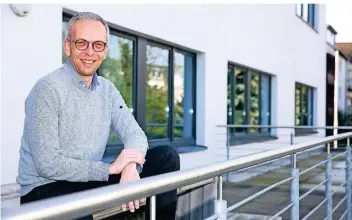  ??  ?? Der neue GHTC-Vorsitzend­e Frank Steimel kam durch seinen Hockey spielenden Sohn zum Traditions­verein. Nun hat der 44-Jährige das Amt vom ehemaligen Hockeynati­onalspiele­r Florian Kunz übernommen.