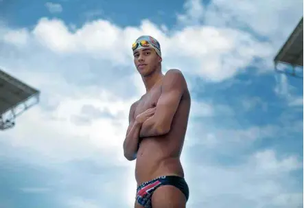  ?? Mauro Pimentel/Folhapress ?? O nadador Guilherme Costa, destaque brasileiro nos 1.500 m livre, posa após treino no Parque Aquático Maria Lenk