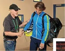  ??  ?? Ai piedi dei più grandi A sinistra, Phil Knight stringe la mano a Rafael Nadal, durante il torneo di Indian Wells del 2012. Qui sotto, con Michael Jordan. In basso, Knight su una pista di atletica da giovane. Qui a destra, con in mano un paio di...