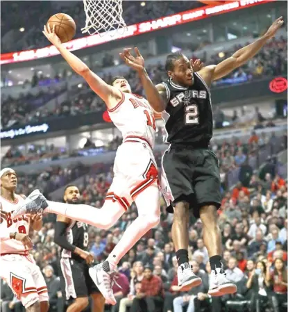  ?? | JONATHAN DANIEL/ GETTY IMAGES ?? Doug McDermott puts up a shot against the Spurs’ Kawhi Leonard on Thursday at the United Center.