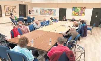  ?? TED SLOWIK/DAILY SOUTHTOWN ?? Senior citizens in the Shalom Over 50 group gather to welcome Daily Southtown columnist Ted Slowik on Tuesday at the Shir Tikvah synagogue in Homewood.