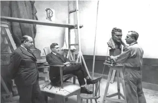  ??  ?? Dois momentos de Ferro com Salazar: no ateliê do escultor Francisco Franco e na residência de S. Bento