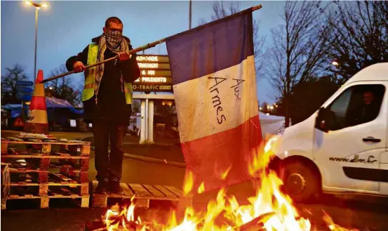  ??  ?? Manifestan­te bloqueia estrada entre Paris e Bruxelas perto de Fontaine-Notre-Dame, na França, nesta terça (4)