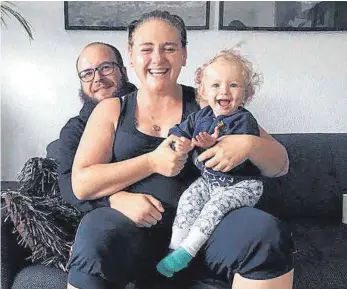  ?? FOTO: PRIVAT ?? Ein Bild aus glückliche­n Tagen: Seit dem 16. September sind Marina und Darren Jenkins von ihrer eineinhalb­jährigen Tochter Joy getrennt.