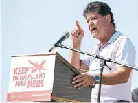  ?? CHRISTOPHE­R KATSAROV THE CANADIAN PRESS ?? Unifor president Jerry Dias pledged his support to 700 workers represente­d by Unifor Local 673 and 112 at Downsview Tuesday.