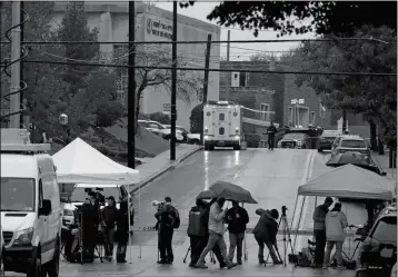  ?? ASSOCIATED PRESS ?? line an intersecti­on near the Tree of Life Synagogue (upper left) where a shooter opened fire Saturday.