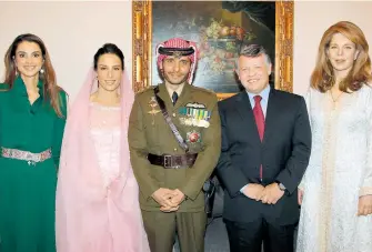  ?? AFP ?? Hamza bin Husein y su hermanastr­o, el rey Abdalá, posan con la reina Noor (der.), viuda del difunto monarca Huséin I, y la reina Rania (izq.)/