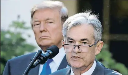  ?? CARLOS BARRIA / REUTERS ?? Donald Trump no quita ojo al presidente de la Fed, Jerom Powell