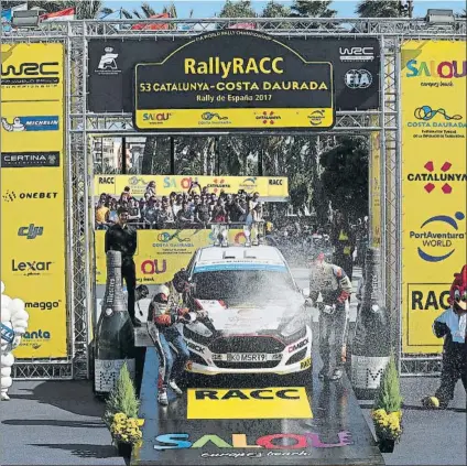  ?? FOTO: JORDI RIEROLA ?? Nil Solans y su copiloto Miki Ibáñez celebran la consecució­n del Mundial Junior y la victoria en el RallyRACC en dicha categoría