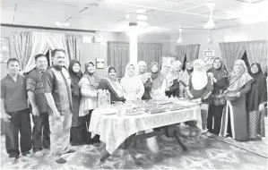  ??  ?? PEGAWAI-pegawai SISC+ Negeri Terengganu dan WP Labuan menikmati ambuyat di Homestay Kg Patau-Patau Dua.