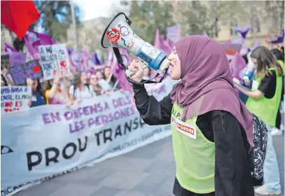  ?? ?? Manifestac­ión de colectivos feministas en Barcelona, España. (AFP)