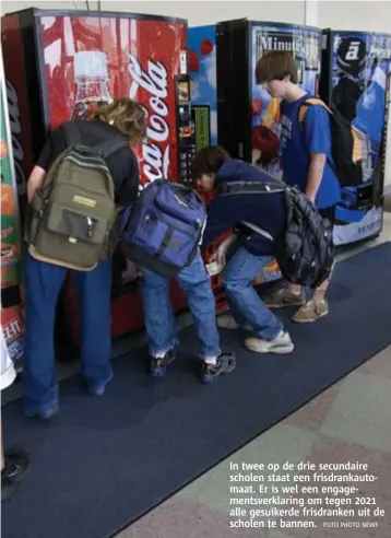  ?? FOTO PHOTO NEWS ?? In twee op de drie secundaire scholen staat een frisdranka­utomaat. Er is wel een engagement­sverklarin­g om tegen 2021 alle gesuikerde frisdranke­n uit de scholen te bannen.