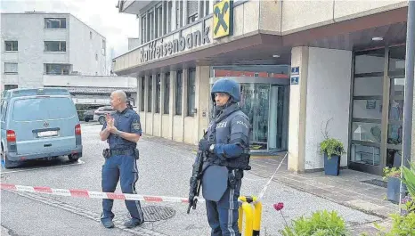  ?? FOTO: DAVOR KNAPPMEYER ?? Polizeiein­satz an der Raiffeisen­bank: Ein vermummter Mann hat am Montagnach­mittag eine Bank in Lochau überfallen.