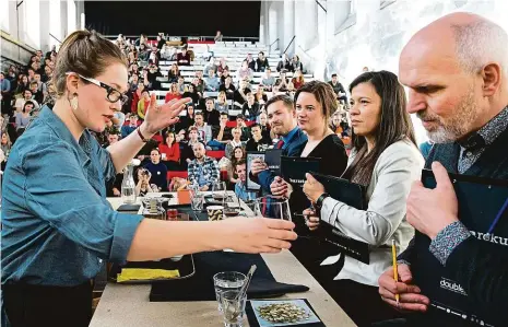  ?? Foto: Michal Růžička, MAFRA ?? Pod bedlivým dozorem Soutěžící v akci Barista roku jsou pečlivě sledováni, jak chystané nápoje připravují. Jejich výtvory pak smějí ochutnat návštěvníc­i, stejně jako v roce 2015, ze kdy pochází tento snímek.