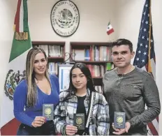  ?? FOTO CORTESÍA ?? JÓVENES MUESTRAN pasaportes expedidos en el Consulado de México en Yuma. El consulado visitará San Luis el 23 de junio para ofrecer su Jornada de Documentac­ión.