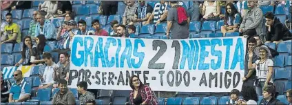  ?? FOTO: P. PUNTÍ ?? La pancarta que lució en el Espanyol-Las Palmas, en homenaje a Iniesta, siempre aplaudido desde que honró la memoria de Jarque