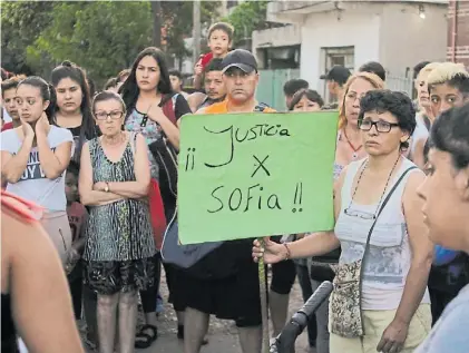  ??  ?? Sofía Liria (13). Una marcha en Ituzaingó para reclamar justicia por el ataque contra la chica por su celular.