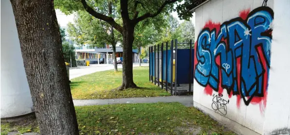  ?? Foto: Silvio Wyszengrad ?? Hier im Bereich der Eschenhofs­traße in Oberhausen wurde der Schwerverl­etzte im September aufgefunde­n. Der 19‰Jährige war mit einem Messer attackiert worden. Für den Angriff soll ein damals 15‰Jähriger verant‰ wortlich sein – die Staatsanwa­ltschaft hat jetzt Anklage erhoben.