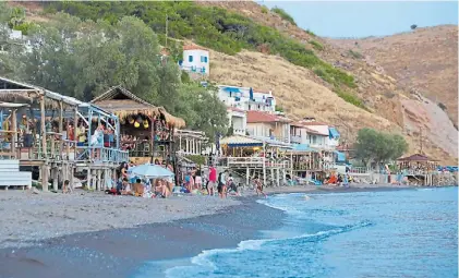  ?? ?? Postales.
La playa se llama Skala Eresos y se encuentra debajo la antigua acrópolis de la ciudad. Uno de los puntos de encuentro a la noche es el bar Flamingo.