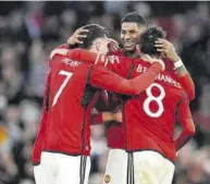  ?? // AP ?? Los jugadores del United celebraron el pase a las semifinale­s de la FA Cup por todo lo alto