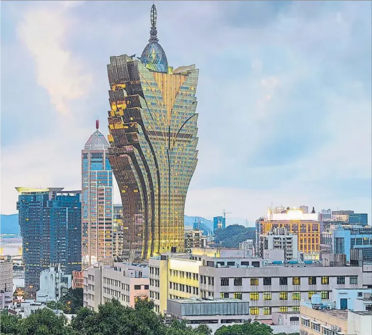  ?? ISTOCKPHOT­O / ARCHIVO ?? Grand Lisboa.
El hotel Grand Lisboa, de 58 plantas, no alberga el más lujoso de los 36 casinos de Macao, pero al encontrars­e cerca del puerto y tener forma de una llamativa flor de loto dorada es un punto de referencia de los visitantes. El juego...