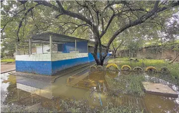  ?? ?? Así luce el patio principal de la escuela tras una leve lluvia registrada la semana pasada.