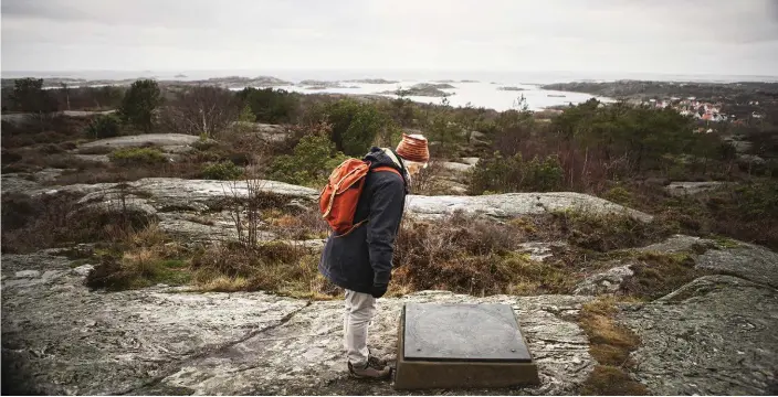  ?? Bild: Petter Trens ?? Vida vyer men begränsad frihet. Birgitta Hultqvist anser att militärens aktivitet inkräktar på öbornas liv.