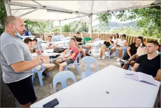  ?? (Photos Clément Tiberghien) ?? Laurent Stiller, un des formateurs, anime la partie théorie du matin. Ce jour-là, l’appréhensi­on du comporteme­nt de l’enfant était au programme.